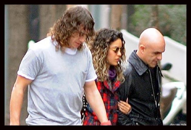 Các tay săn ảnh đã chụp được khoảnh khắc trung vệ Carles Puyol ‘tay trong tay’ với người tình mới Giselle trên đường phố Barcelona.